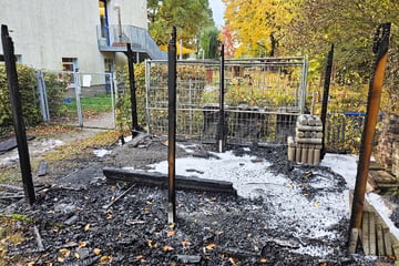 Leipzig: Feuer auf dem Gelände einer Kita in Leipzig: Schuppen brennt vollständig aus