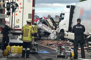 Unfall A6: Laster-Fahrer stirbt bei schwerem Crash: A6 längere Zeit gesperrt