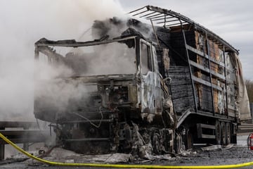 Unfall A44: Mit Holz beladener Sattelzug fängt plötzlich Feuer: A44 für Stunden gesperrt