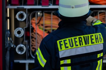 Mercedes und Carport stehen in Flammen: 20.000 Euro Schaden