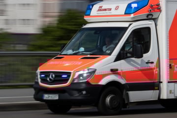 Tödlicher Unfall bei Bauarbeiten: Mann zwischen großem Stein und Hauswand eingeklemmt