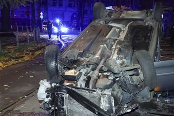 Spektakulärer Raub in Düsseldorf: Fluchtwagen überschlägt sich mitten in der Stadt