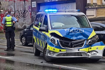 Streifenwagen kracht auf Einsatzfahrt in geparkte Autos - Hoher Sachschaden