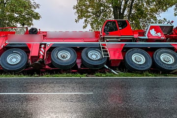 Tonnenschwerer Autokran landet im Graben: Stundenlange Sperrung