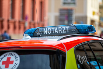 Tragödie in Kölner Innenstadt: Fußgängerin (†83) wird von Rennradfahrer erfasst und stirbt
