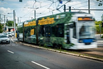 Leipzig: 13-Jährige surfen auf Tram: Lebensgefährliche Aktion endet mit Polizeieinsatz