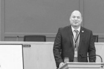 Drama bei Versammlung: Bürgermeister (†47) bricht in Stadthalle zusammen und stirbt