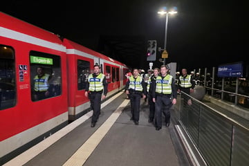 Hamburg: S-Bahn bleibt mitten auf der Strecke liegen: Über 400 Menschen müssen evakuiert werden
