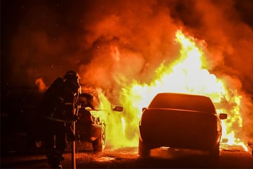 Flammen-Inferno in Hamburg! Mehrere Autos brennen lichterloh