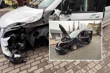 Mercedes gerät in Gegenverkehr und kracht in VW