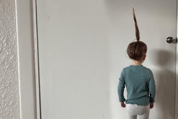 Mutter legt Tochter (2) zum Mittagsschlaf hin: Als das Kind erwacht, erkennt sie sofort ihren Fehler