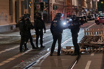 Leipzig: Angriff auf Polizeiposten in Connewitz: Täter werfen Steine und errichten Straßensperren