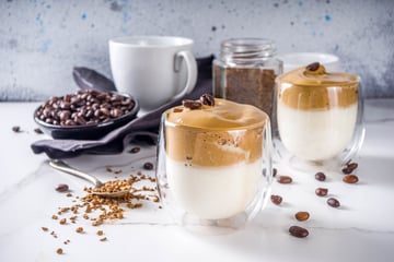 Kalter Dalgona-Kaffee: Mit diesem Rezept gelingt Dir der erfrischende Eiskaffee-Trend