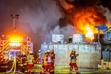 Großbrand im Norden: Feuerwehr kämpft seit Stunden gegen Flammen