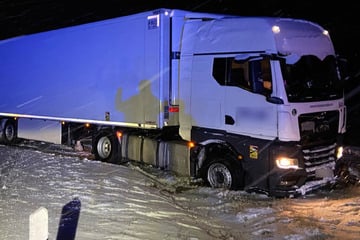 Sattelschlepper rutscht auf glatter Straße in Graben: Bundesstraße für Stunden gesperrt