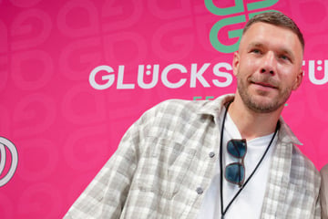 Lukas Podolski nach Alphaville-Eklat heftig in der Kritik: "Warum drohst du uns allen?!"