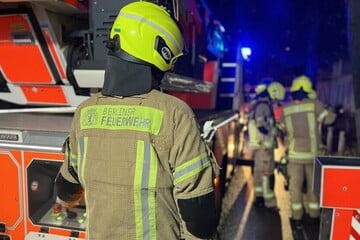 Berlin: Kellerbrand sorgt für dichten Rauch in Baumschulenweg: Feuerwehr mit 77 Kräften im Einsatz