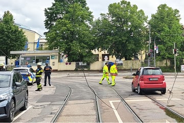 München: Lastwagen reißt Stromleitung ab: Zwei Menschen in Smart gefangen