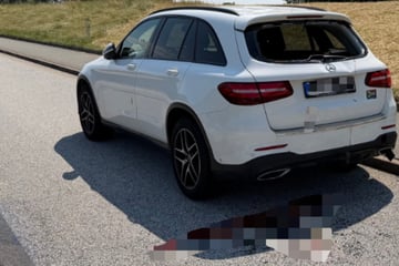Große Blutspur: Rennradfahrer kracht nahezu ungebremst in Mercedes