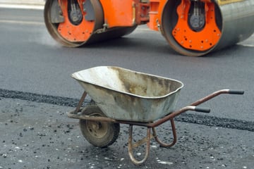 Jugendliche fahren mit Walze durch Baustelle: Polizei sucht flüchtige Teenager