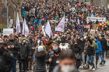 Über Tausend "Querdenker" protestieren vorm SWR