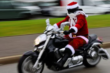 Benefiz-Weihnachtsmann stürzt mit Motorrad: Fünf Verletzte