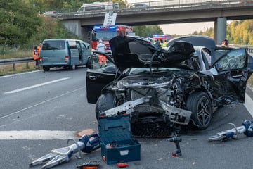 Unfall A73: Mutter und Kinder verletzt: Person stürzt von Brücke und löst schwere Massenkarambolage auf Autobahn aus