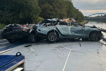 Keine Abwrack-Prämie: Autos auf Schiff werden unter Brücke zusammengepresst