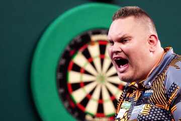 Darts-Überraschung geht auf Hater los: "Sitzen wahrscheinlich mit Sozialhilfe zu Hause"