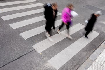 Ehepaar auf Zebrastreifen von Auto erfasst - Klinik!