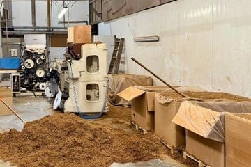 Mehr als 20 Festnahmen: Zollfahnder heben geheime Zigaretten-Fabrik aus
