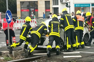 Auto und U-Bahn krachen ineinander: Feuerwehr hat alle Hände voll zu tun