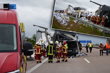 Unfall A9: Stundenlange Vollsperrung auf A9: Lastwagen-Fahrer übersieht Stauende und wird eingeklemmt