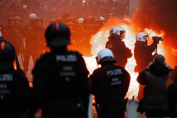 Ausschreitungen bei "Gen Z regelt"-Demo, Polizei muss einschreiten