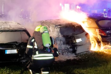 Chemnitz: Feuerwehreinsatz in Chemnitz: Zwei Mercedes stehen in Flammen