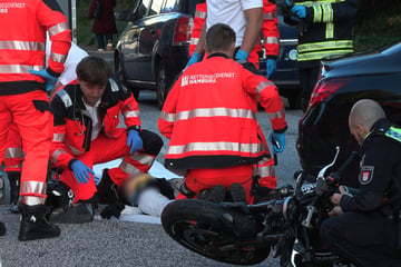 Crash zwischen Auto und Motorrad: Biker landet im Krankenhaus