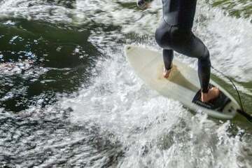München: Neue Maßnahmen nach Todesfall: Mehr Sicherheit beim abendlichen Surfen auf der Eisbachwelle