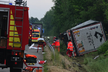Unfall A14: Tödlicher Unfall auf A14 in Sachsen: Laster-Fahrer kommt von Autobahn ab und stirbt