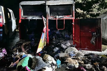 Container, Motorrad und Transporter in Flammen: Polizei sucht mutmaßlichen Brandstifter
