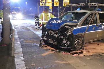 Polizeiwagen kracht während Einsatz gegen Jeep