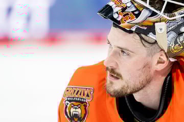 Unglaubliche Szene! Deutscher Eishockey-Torhüter schreibt mit erstem Tor DEL-Geschichte