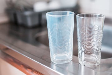 Milchige Gläser endlich wieder glänzen lassen: Hausmittel gegen Glaskorrosion
