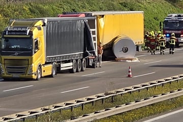 Unfall A9: Lastwagen krachen auf A9 zusammen: Stahlrollen blockieren Fahrbahn