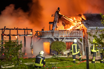 Holzhaus brennt zweimal an einem Tag: Kripo ermittelt, Bewohner unverletzt