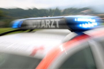 Tödlicher Unfall in Sachsen: Ford-Fahrer (†37) kracht gegen Baum und stirbt