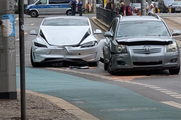 Unfall auf dem Leipziger Ring: Tesla kracht mit Toyota zusammen