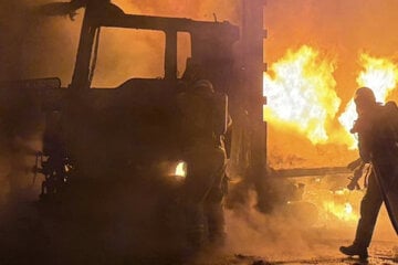 Unfall A2: A2 stundenlang gesperrt: Laster fackelt auf Standstreifen ab