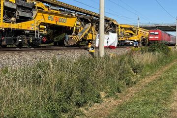 Schrecklicher Unfall: Arbeiter von Zug erfasst, Retter können nichts mehr tun