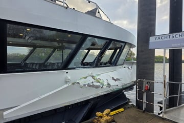 Fenster zersprungen: Hafenfähren krachen an Anleger gegeneinander