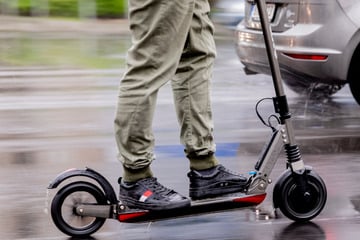 München: Flucht endet im Knall: Teenie rast auf illegalem E-Scooter vor Polizei davon